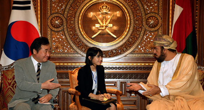 이낙연 국무총리가 24일(현지시간) 오만 무스카트 부총리 집무실에서 아싸드 빈 타리끄 알 사이드 대외관계 부총리와 만나 양자회담을 하고 있다. 국무총리실